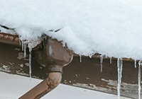 雪の重みで雨樋が歪んだ